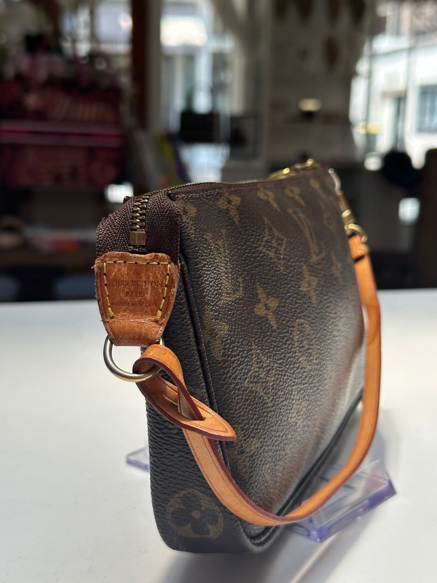 LV Pochette