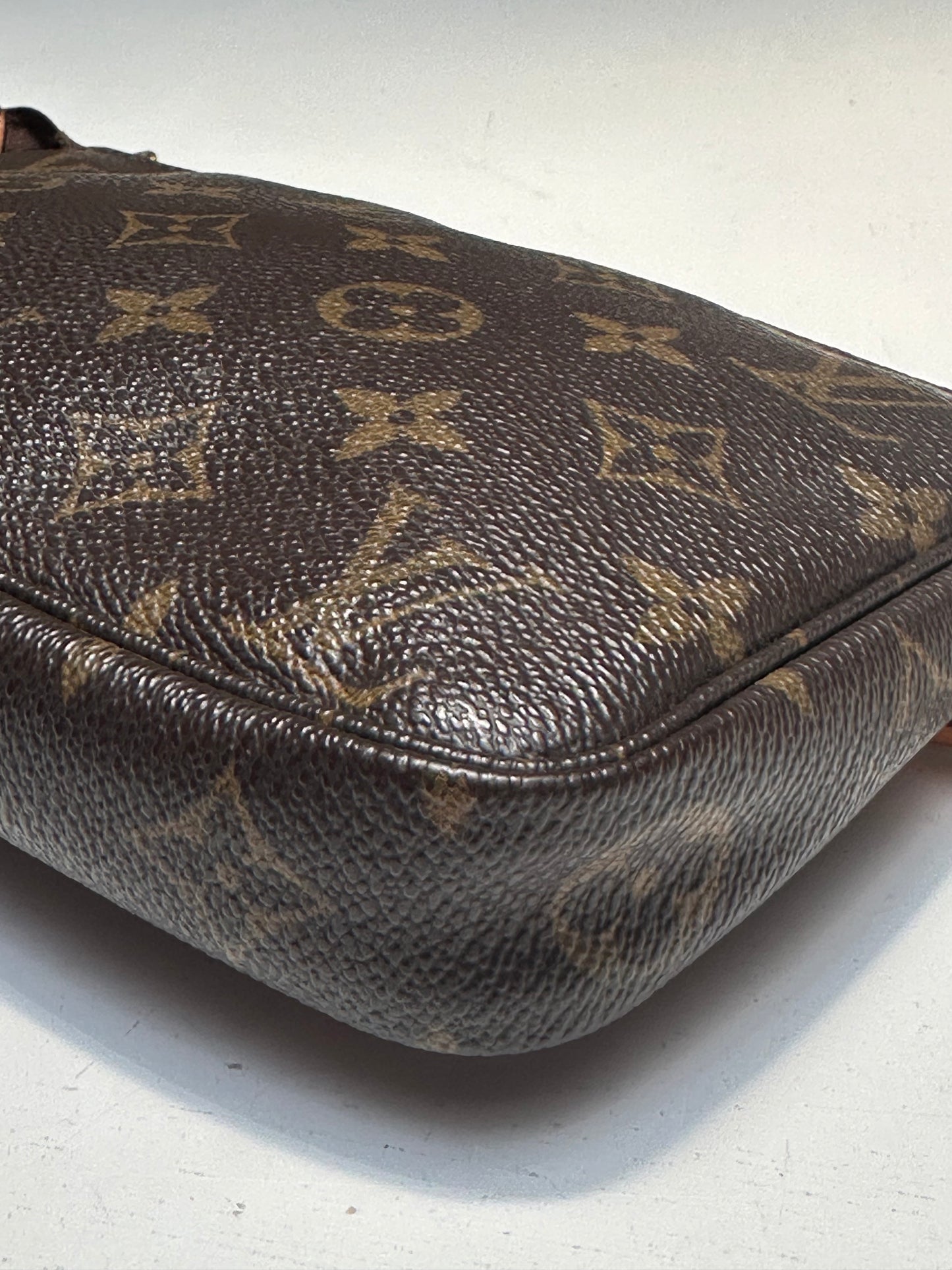 LV Pochette